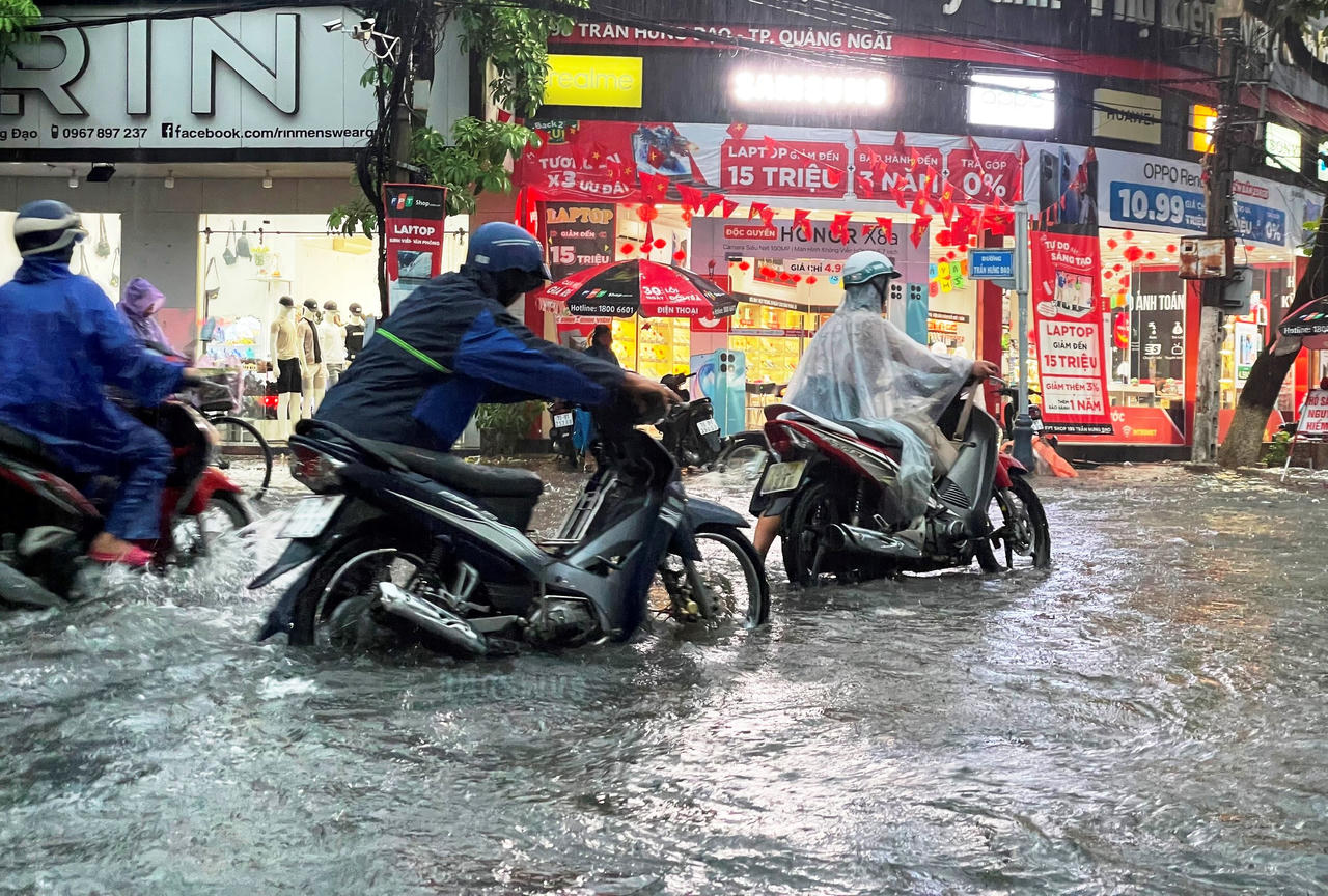 Mưa lớn là đường phố 'chìm' trong nước, năm nay Quảng Ngãi chống ngập thế nào?