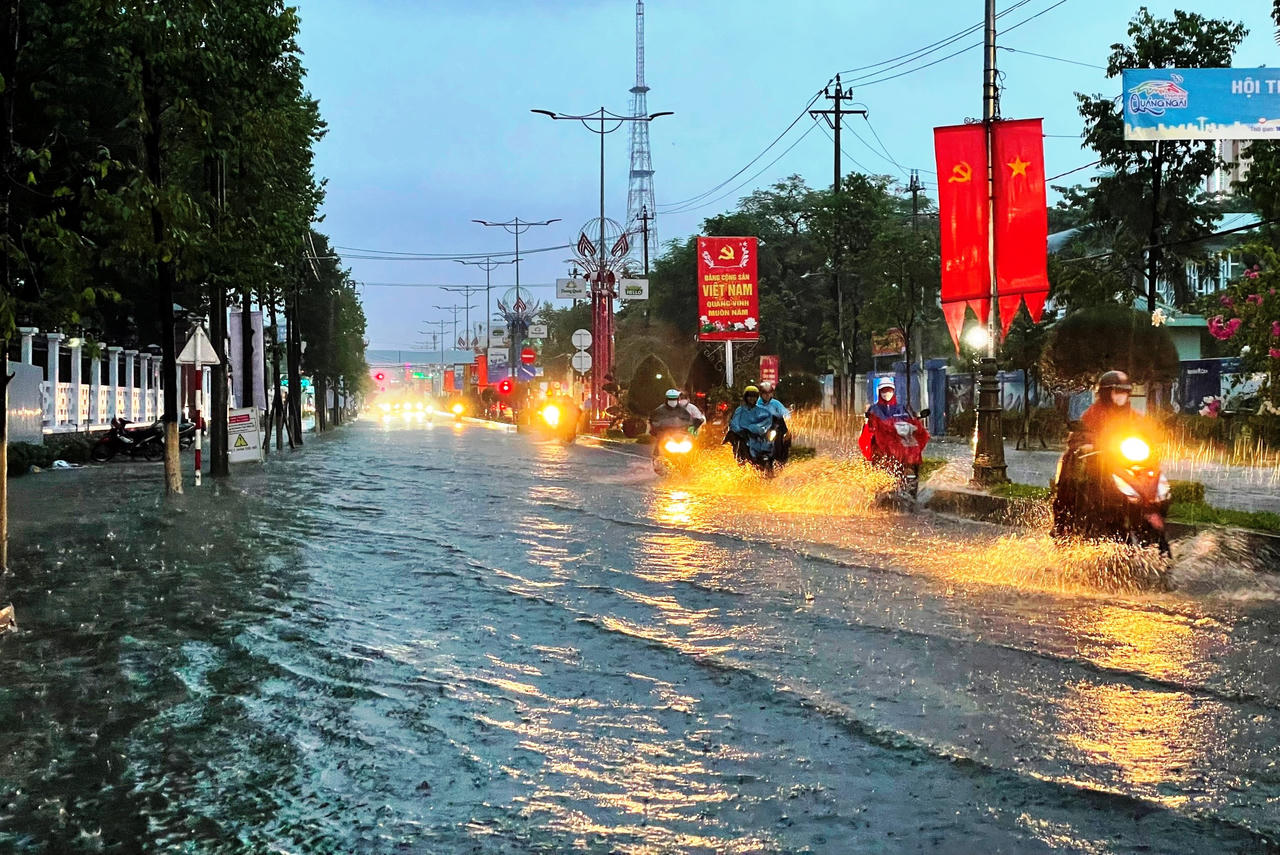 Mưa lớn là đường phố 'chìm' trong nước, năm nay Quảng Ngãi chống ngập thế nào?