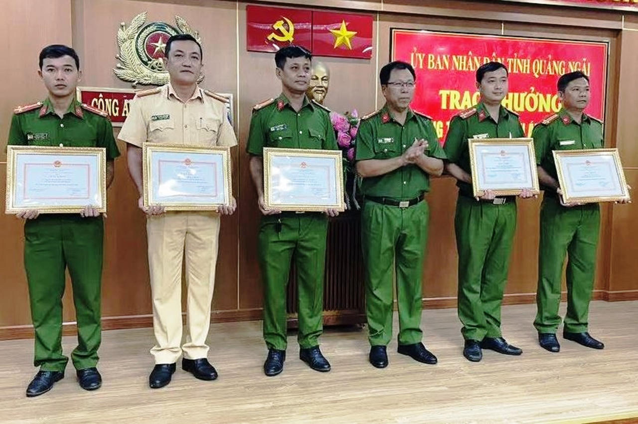 Quảng Ngãi thưởng nóng 100 triệu đồng cho lực lượng phá nhanh vụ nữ hai công nhân bị bắn