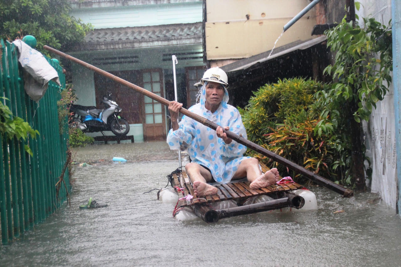 Mưa lớn kéo dài gây sạt lở trên đèo Hải Vân, Quảng Nam cảnh báo lũ