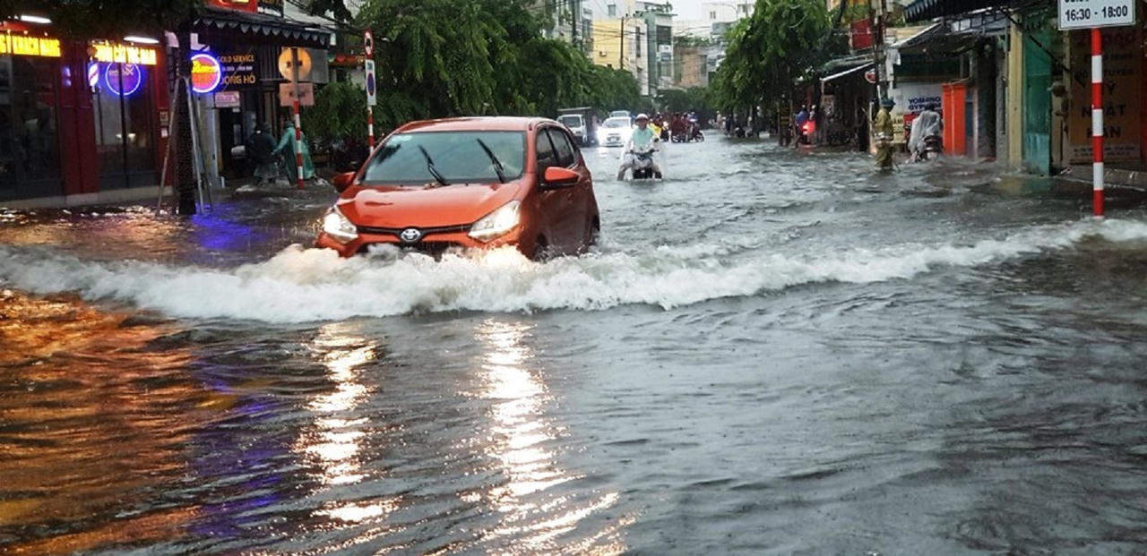 Mưa lớn kéo dài gây sạt lở trên đèo Hải Vân, Quảng Nam cảnh báo lũ