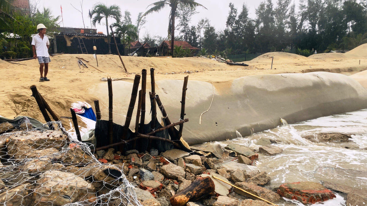 Mưa lớn gây sạt lở bờ biển ở Quảng Nam, công nhân mắc kẹt tại QL 1A