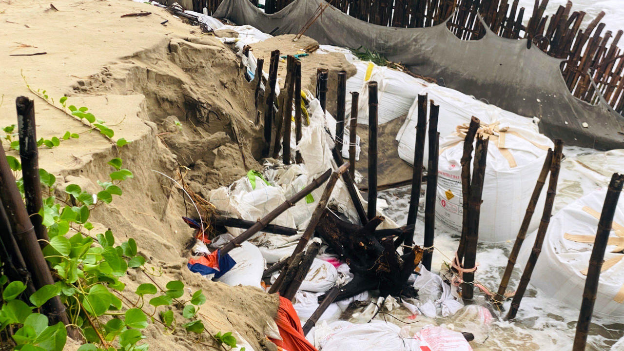 Mưa lớn gây sạt lở bờ biển ở Quảng Nam, công nhân mắc kẹt tại QL 1A