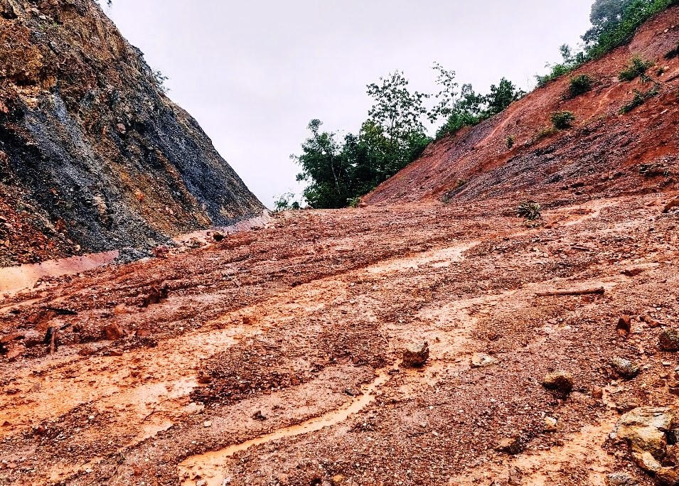 Ngập lụt chia cắt giao thông Quảng Ngãi, lũ các sông Quảng Nam dâng cao