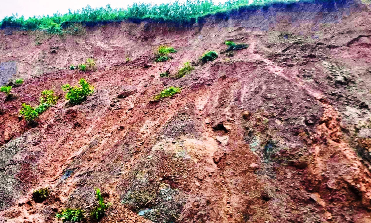 Mưa lớn kéo dài, nhiều nơi ở Quảng Nam ngập sâu, phương tiện di chuyển khó khăn