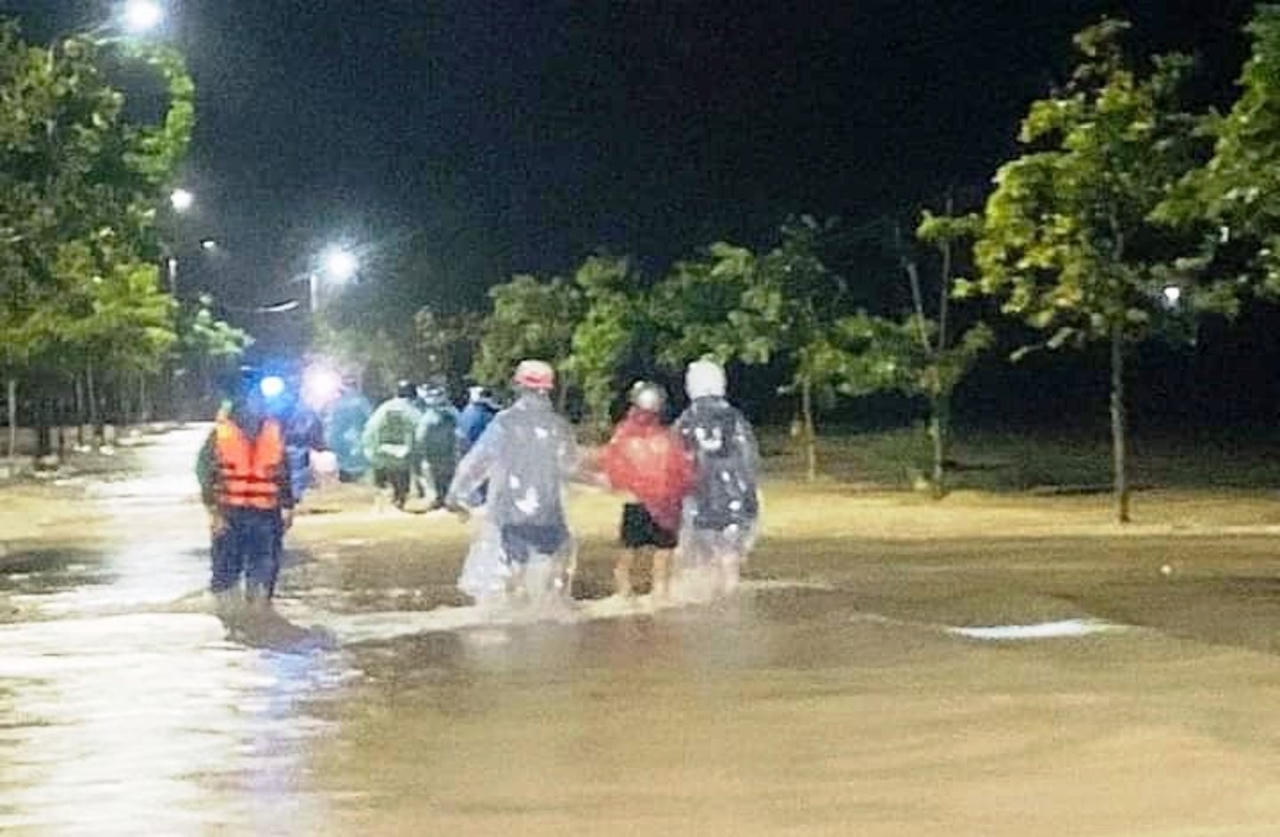  Quảng Nam: Mưa lớn kéo dài, tỉnh lộ qua đèo Le bị sạt lở gây chia cắt