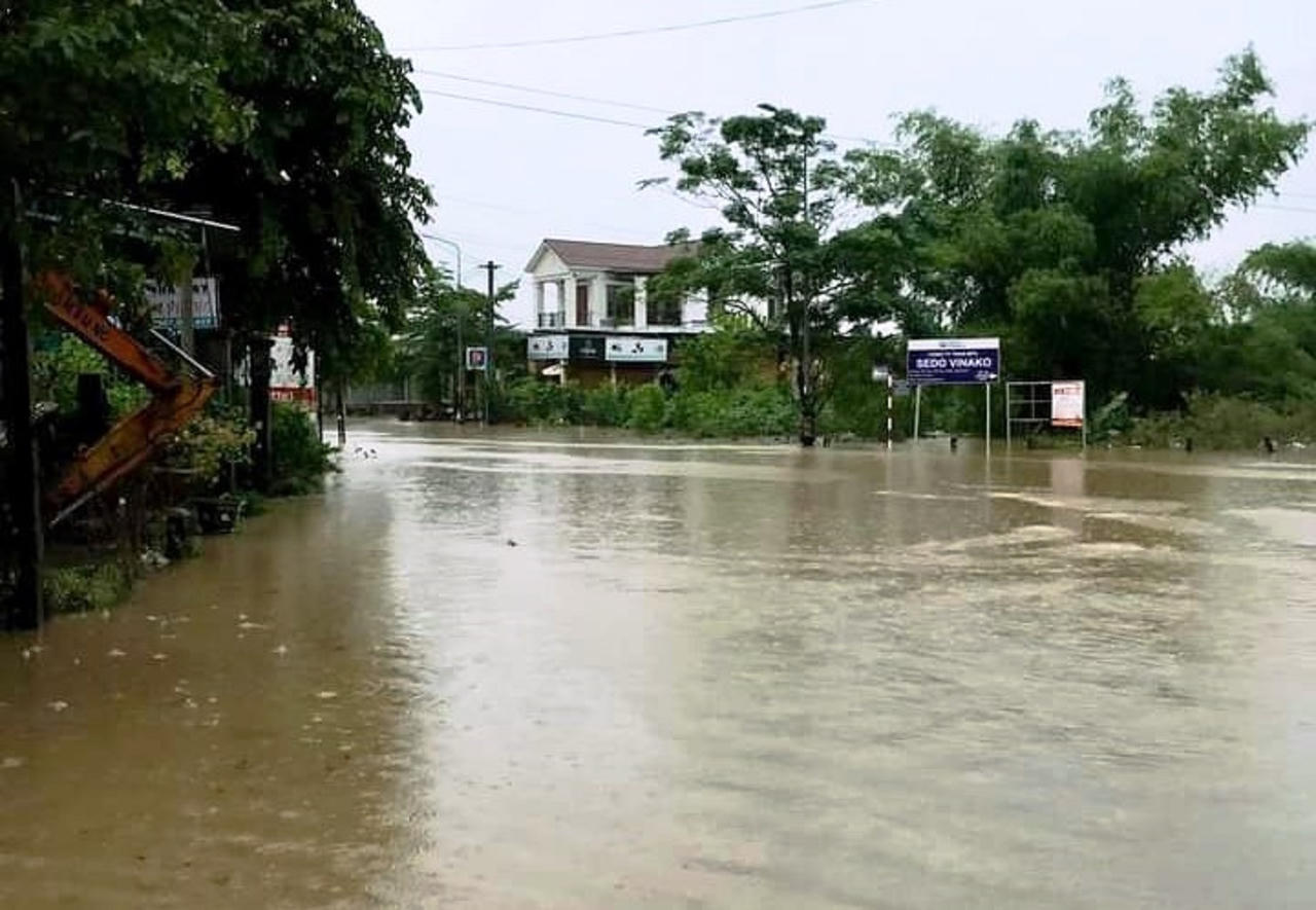  Quảng Nam: Mưa lớn kéo dài, tỉnh lộ qua đèo Le bị sạt lở gây chia cắt