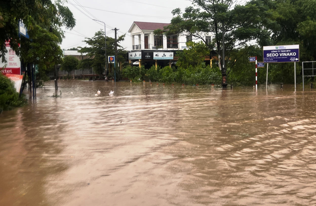 Mưa lớn kéo dài, nhiều nơi ở Quảng Nam ngập sâu, phương tiện di chuyển khó khăn