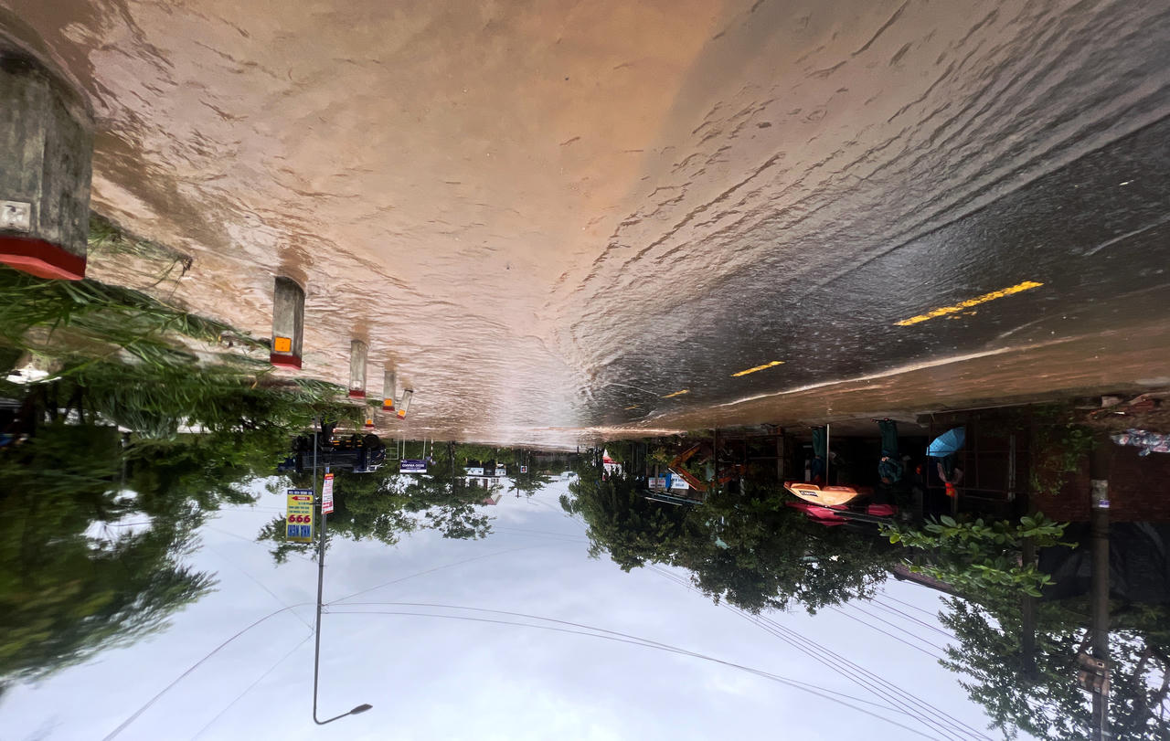 Mưa lớn kéo dài, nhiều nơi ở Quảng Nam ngập sâu, phương tiện di chuyển khó khăn