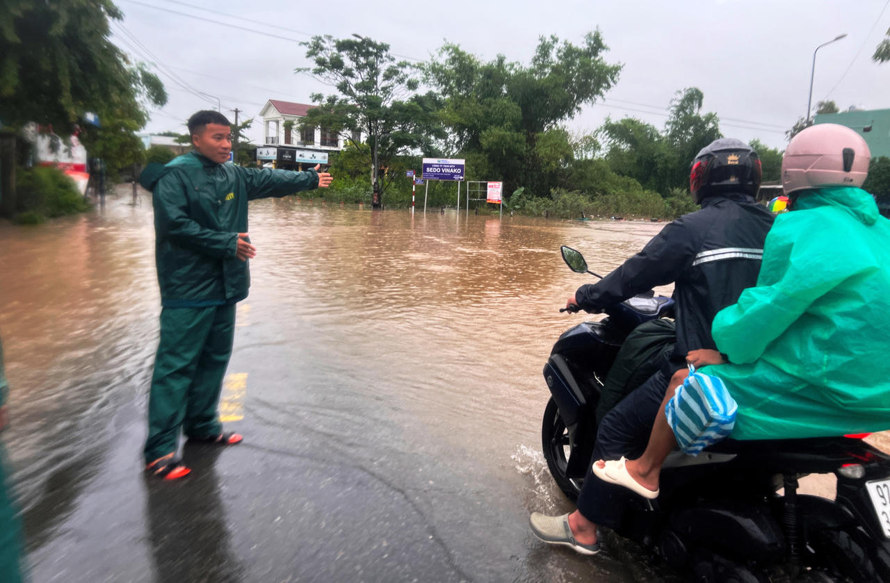 Mưa lớn kéo dài, nhiều nơi ở Quảng Nam ngập sâu, phương tiện di chuyển khó khăn