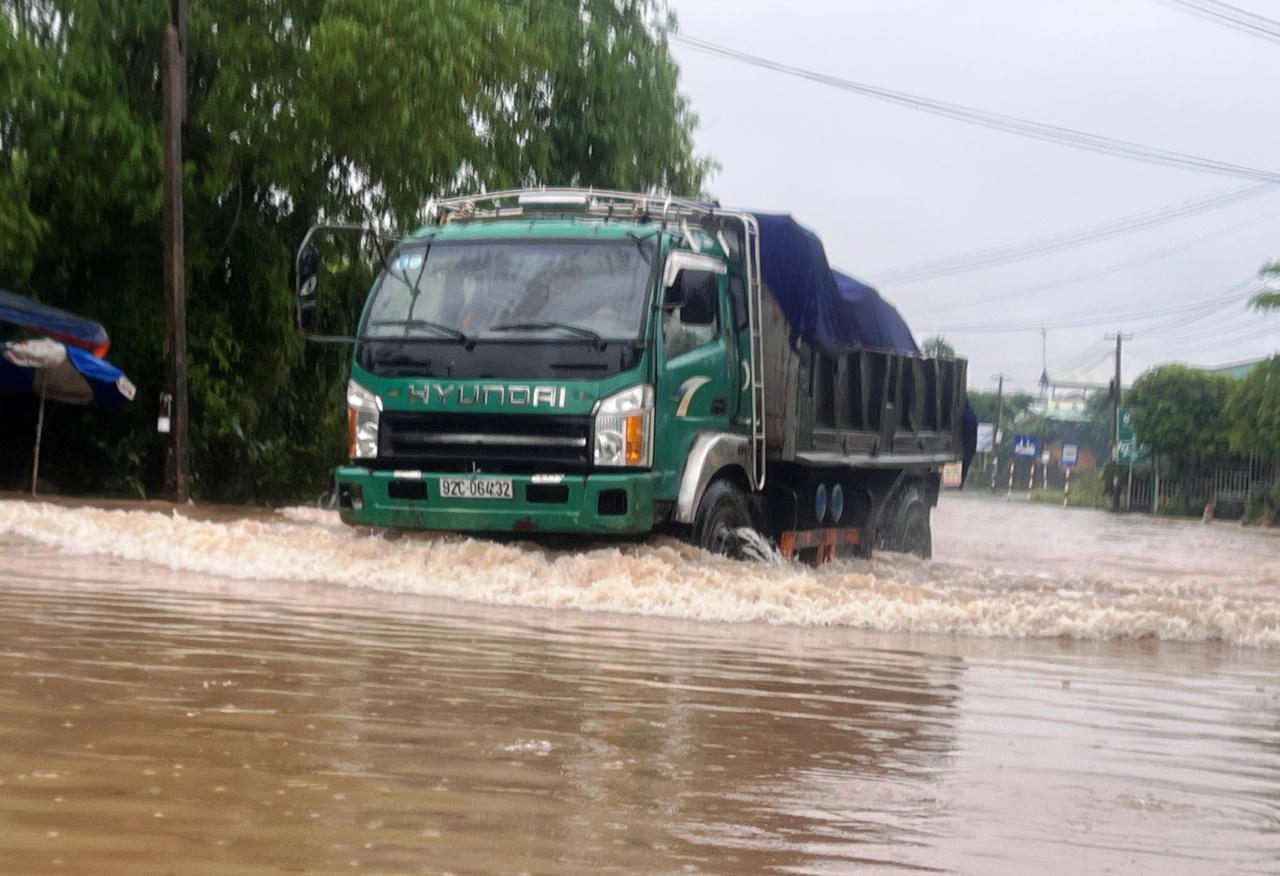 Mưa lớn kéo dài, nhiều nơi ở Quảng Nam ngập sâu, phương tiện di chuyển khó khăn