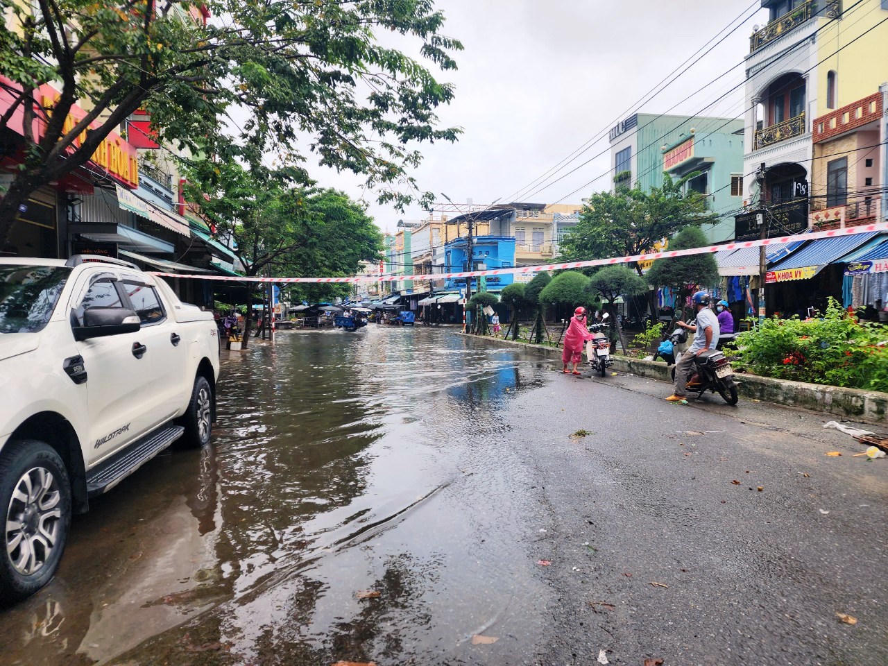 Mưa lớn kéo dài, nhiều nơi ở Quảng Nam ngập sâu, phương tiện di chuyển khó khăn