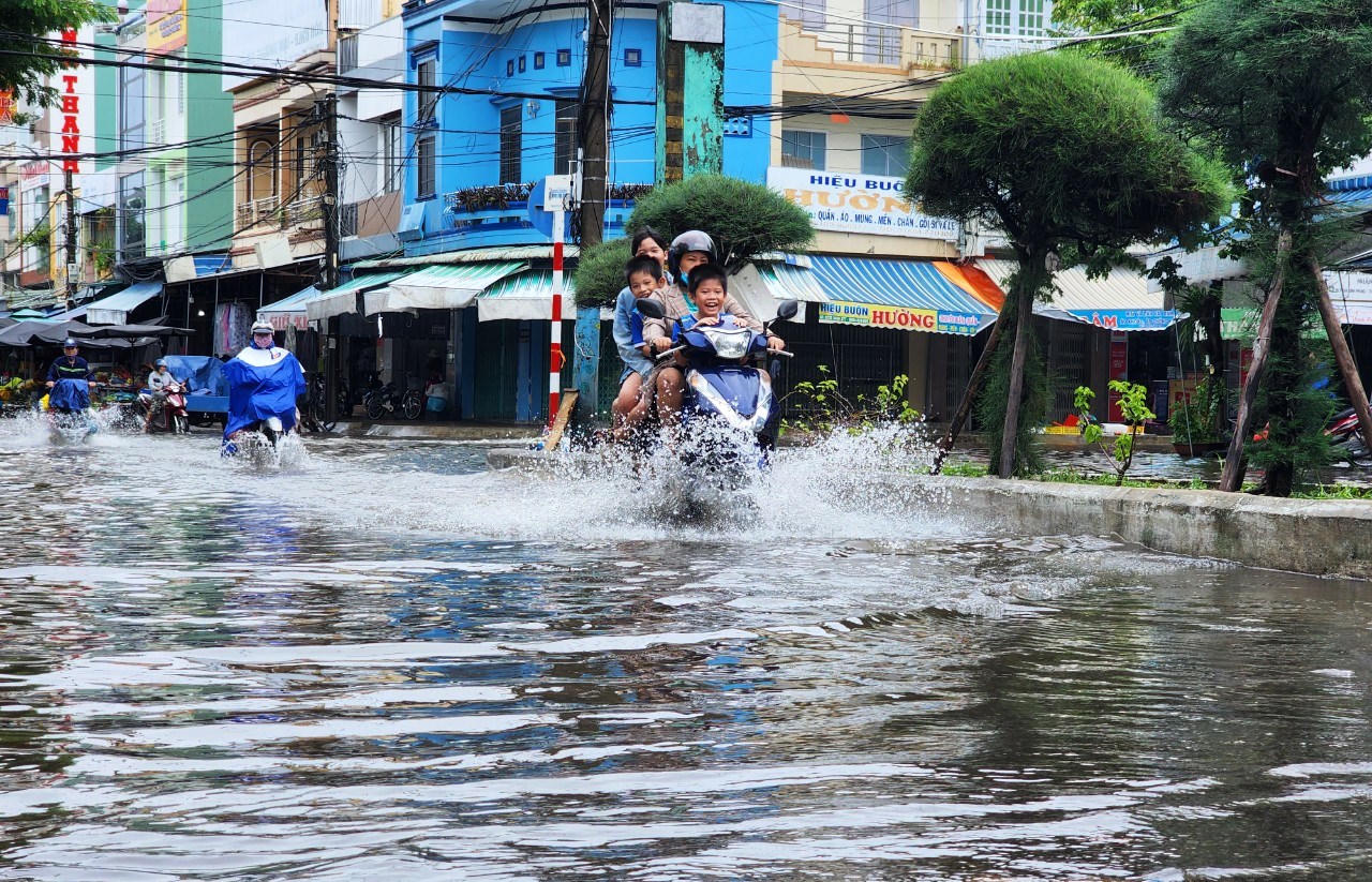 Mưa lớn kéo dài, nhiều nơi ở Quảng Nam ngập sâu, phương tiện di chuyển khó khăn