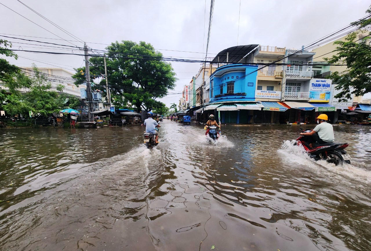 Mưa lớn kéo dài, nhiều nơi ở Quảng Nam ngập sâu, phương tiện di chuyển khó khăn