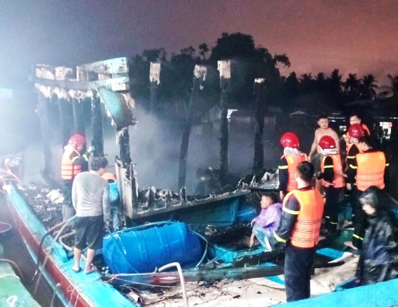 Hai tàu cá của bốc cháy dữ dội trong đêm, ngư dân khóc ngất