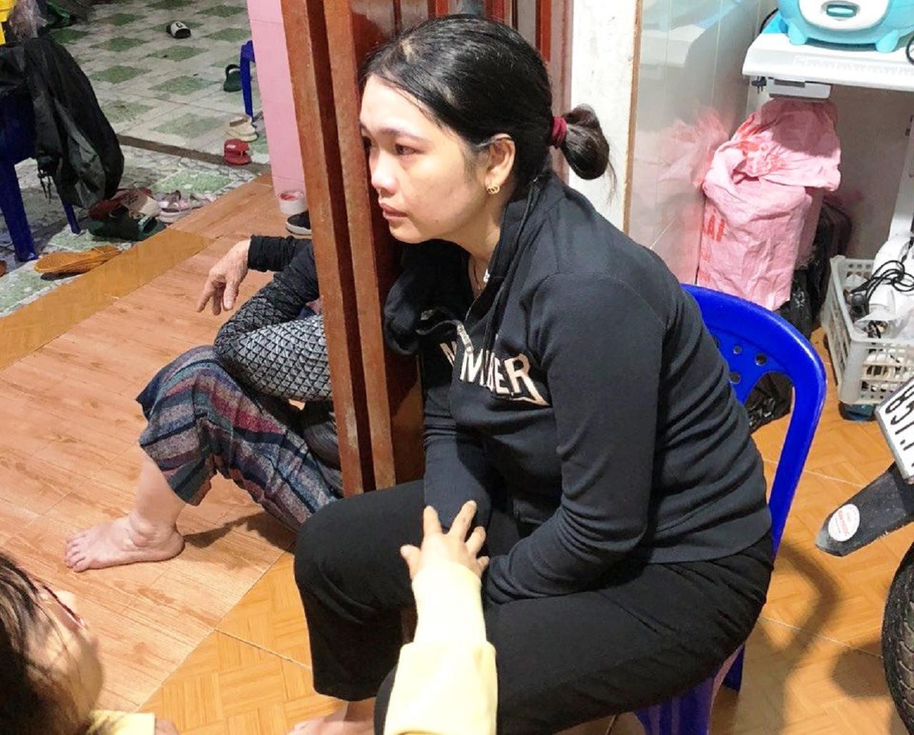 Hai tàu cá của bốc cháy dữ dội trong đêm, ngư dân khóc ngất