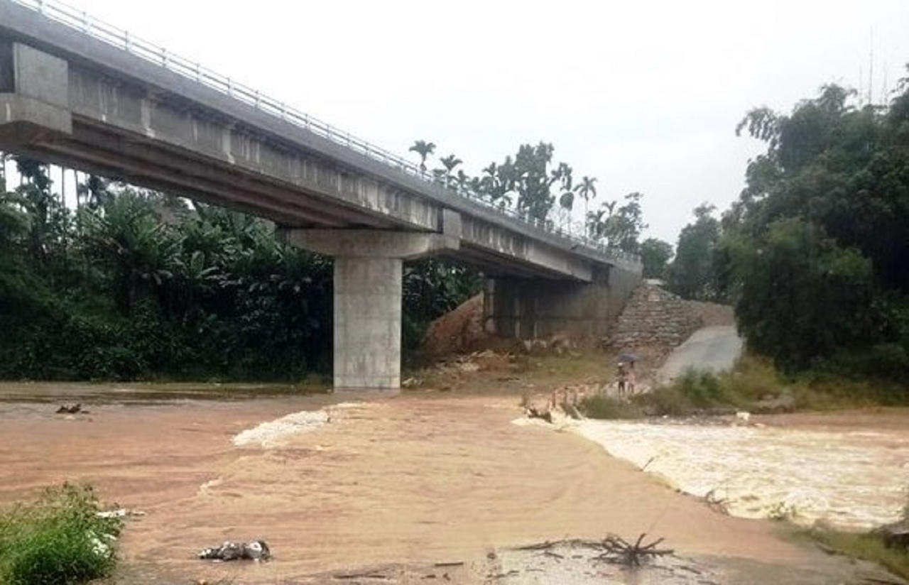 Quảng Nam chia cắt nhiều nơi, xả lũ thủy điện, sơ tán người dân do ngập lụt, sạt lở