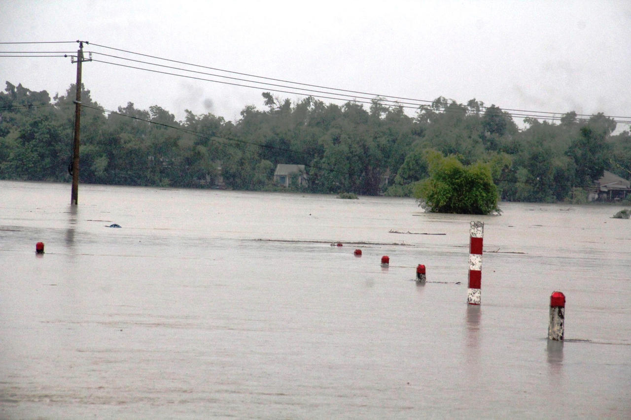 Quảng Nam chia cắt nhiều nơi, xả lũ thủy điện, sơ tán người dân do ngập lụt, sạt lở