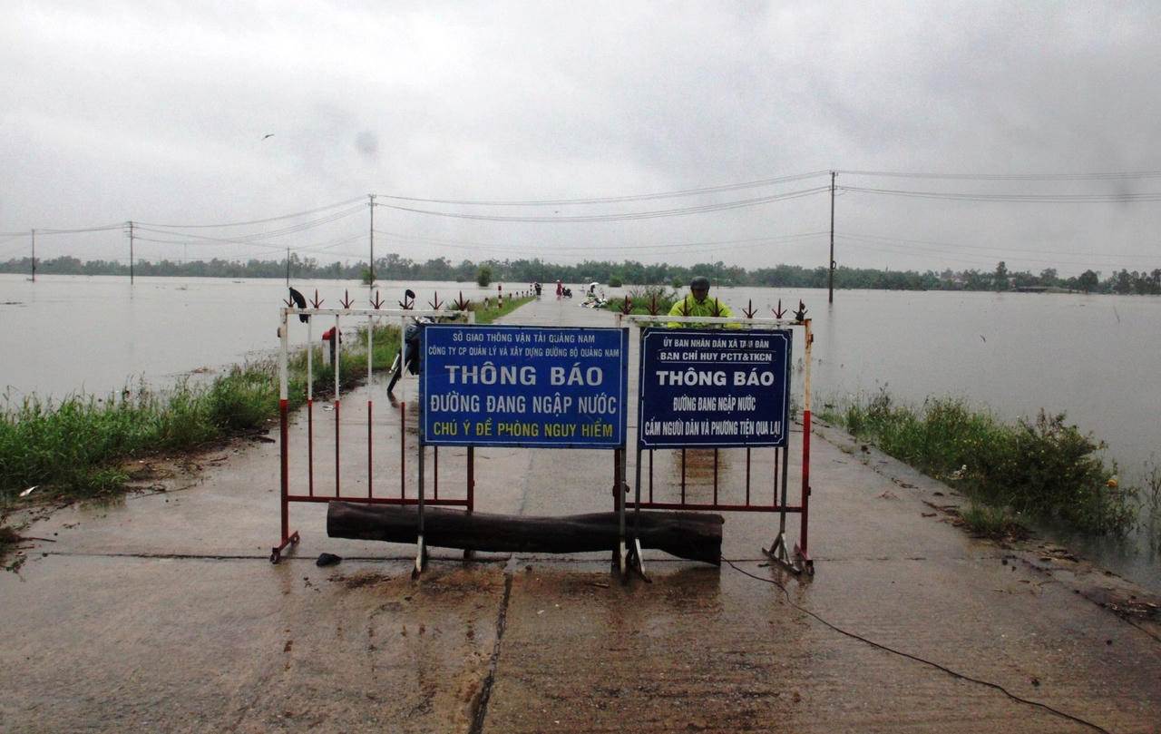 Quảng Nam chia cắt nhiều nơi, xả lũ thủy điện, sơ tán người dân do ngập lụt, sạt lở