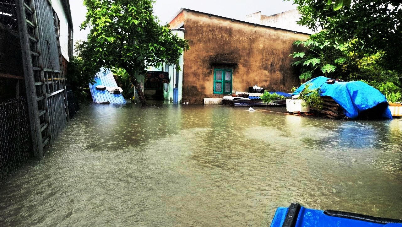 Quảng Nam chia cắt nhiều nơi, xả lũ thủy điện, sơ tán người dân do ngập lụt, sạt lở