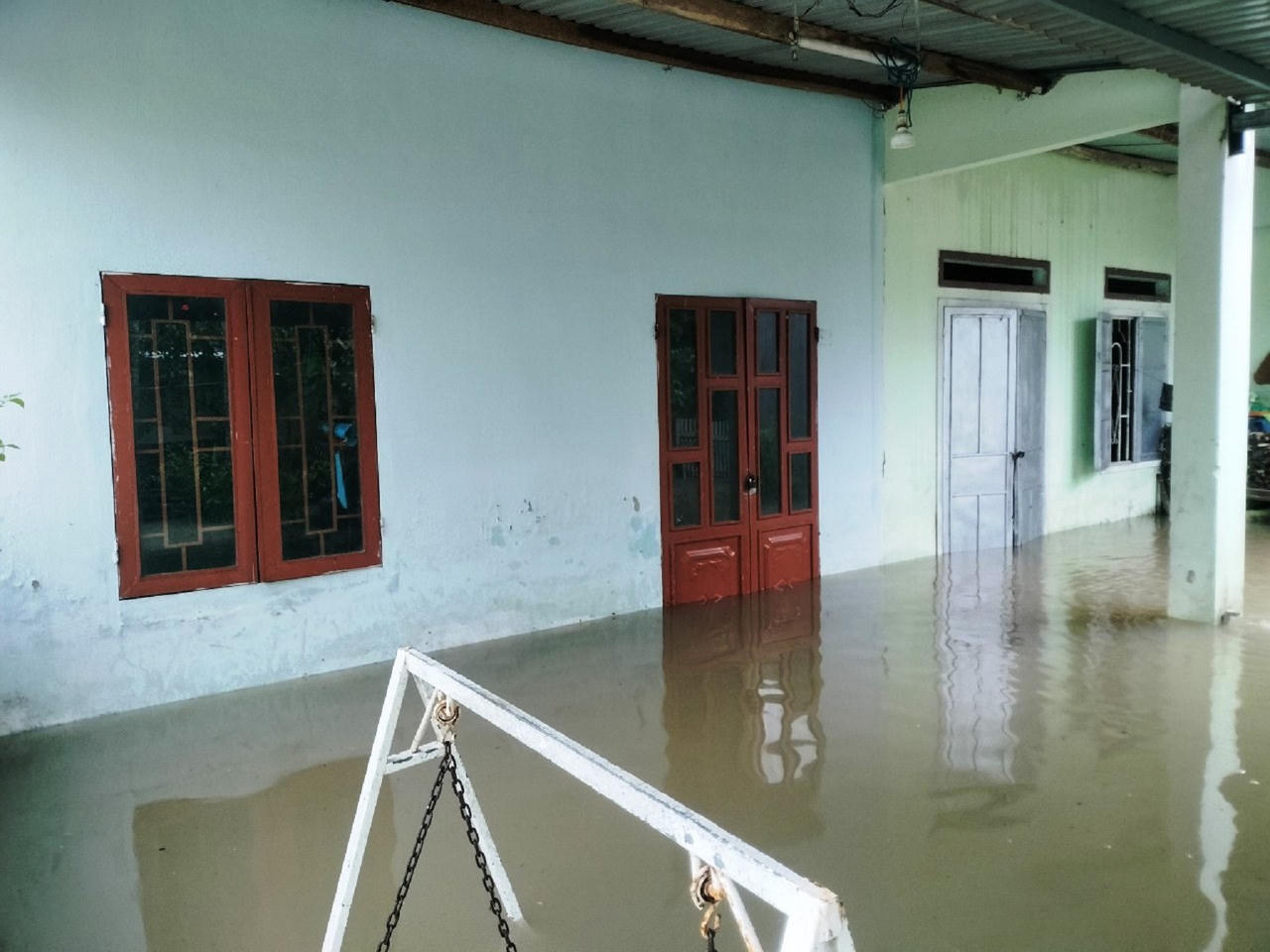 Quảng Nam chia cắt nhiều nơi, xả lũ thủy điện, sơ tán người dân do ngập lụt, sạt lở