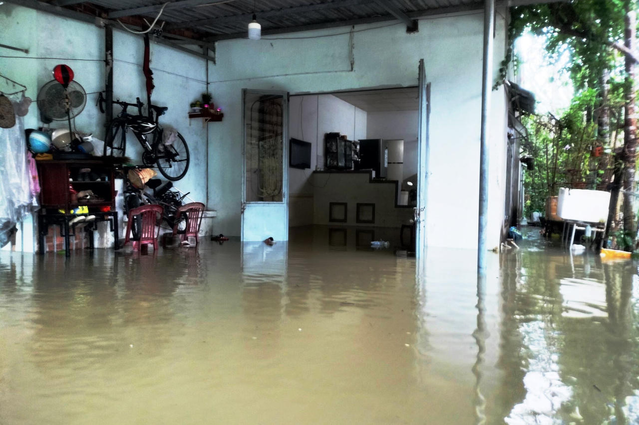 Quảng Nam chia cắt nhiều nơi, xả lũ thủy điện, sơ tán người dân do ngập lụt, sạt lở