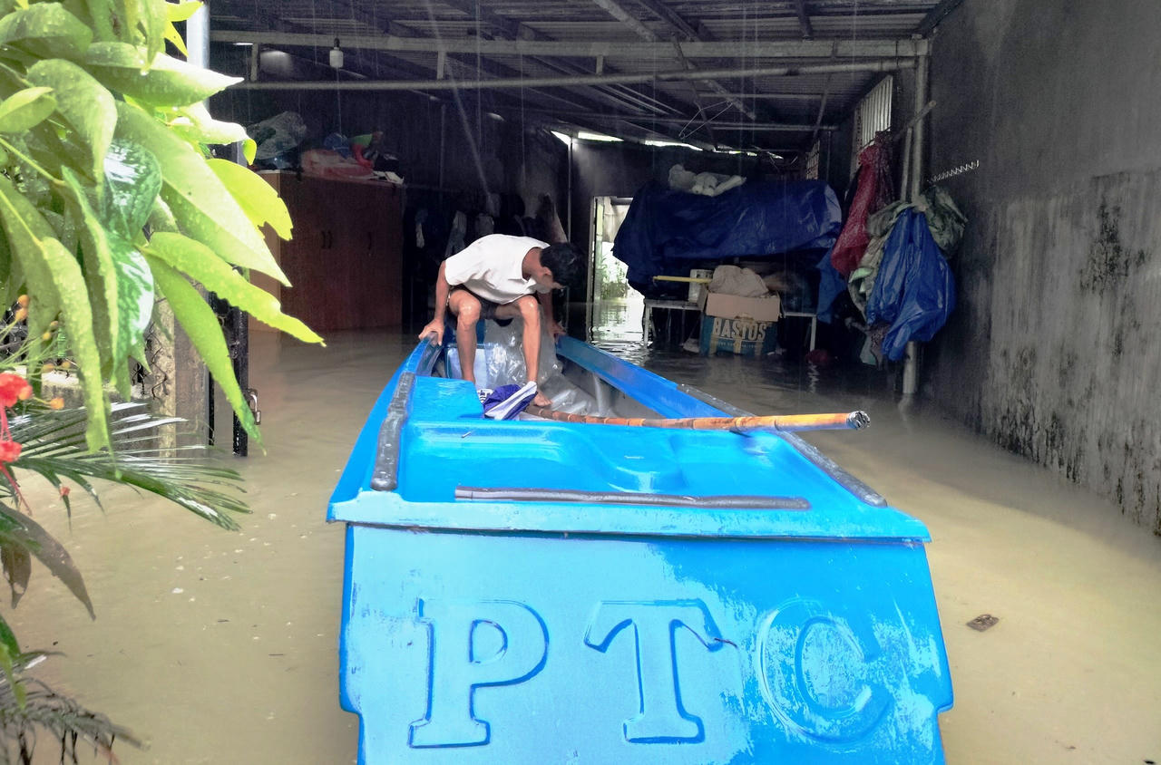 Quảng Nam chia cắt nhiều nơi, xả lũ thủy điện, sơ tán người dân do ngập lụt, sạt lở