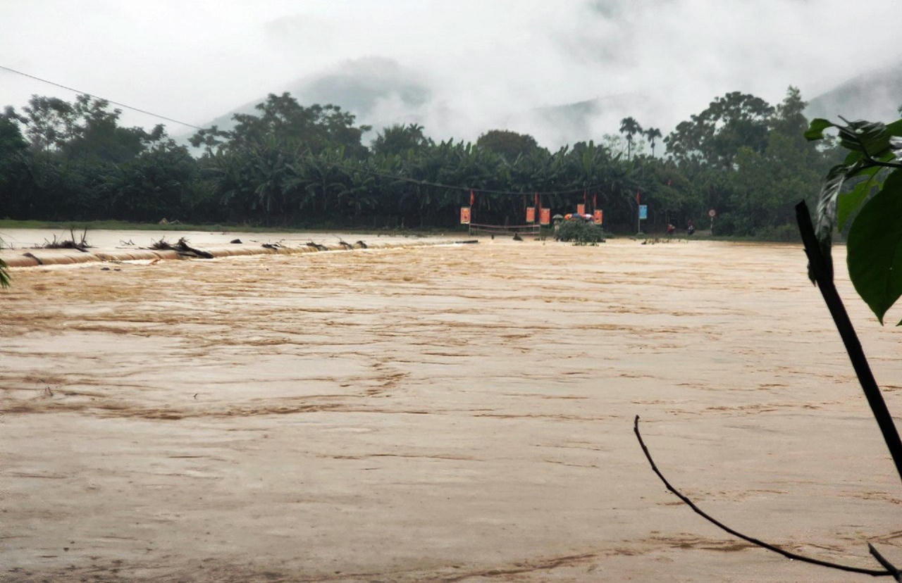Quảng Nam chia cắt nhiều nơi, xả lũ thủy điện, sơ tán người dân do ngập lụt, sạt lở
