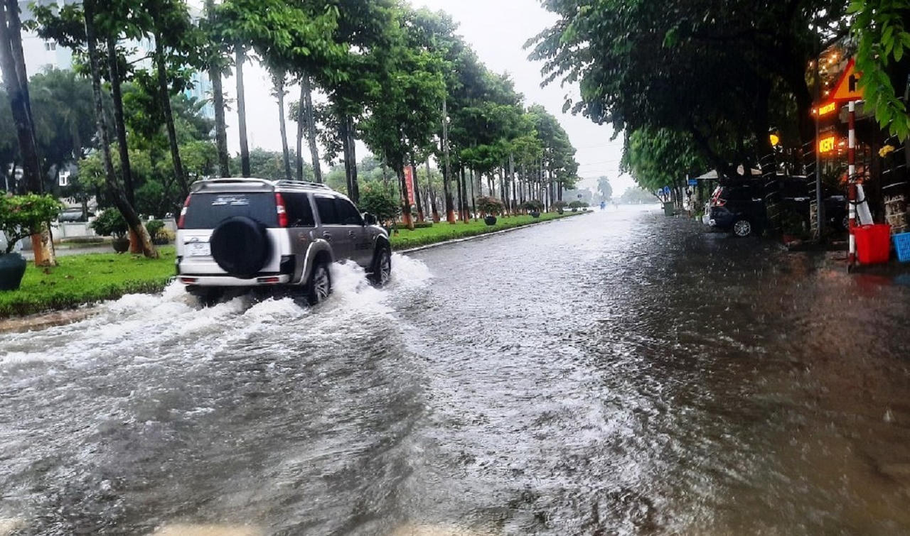 Quảng Nam chia cắt nhiều nơi, xả lũ thủy điện, sơ tán người dân do ngập lụt, sạt lở