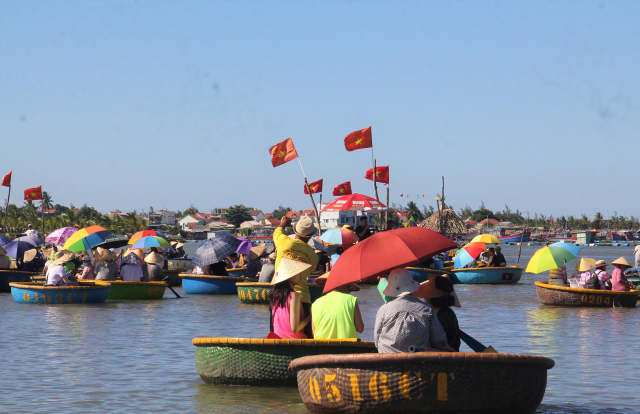 'Cò mồi' xuất hiện, chèo kéo nâng giá dịch vụ du lịch tại Hội An