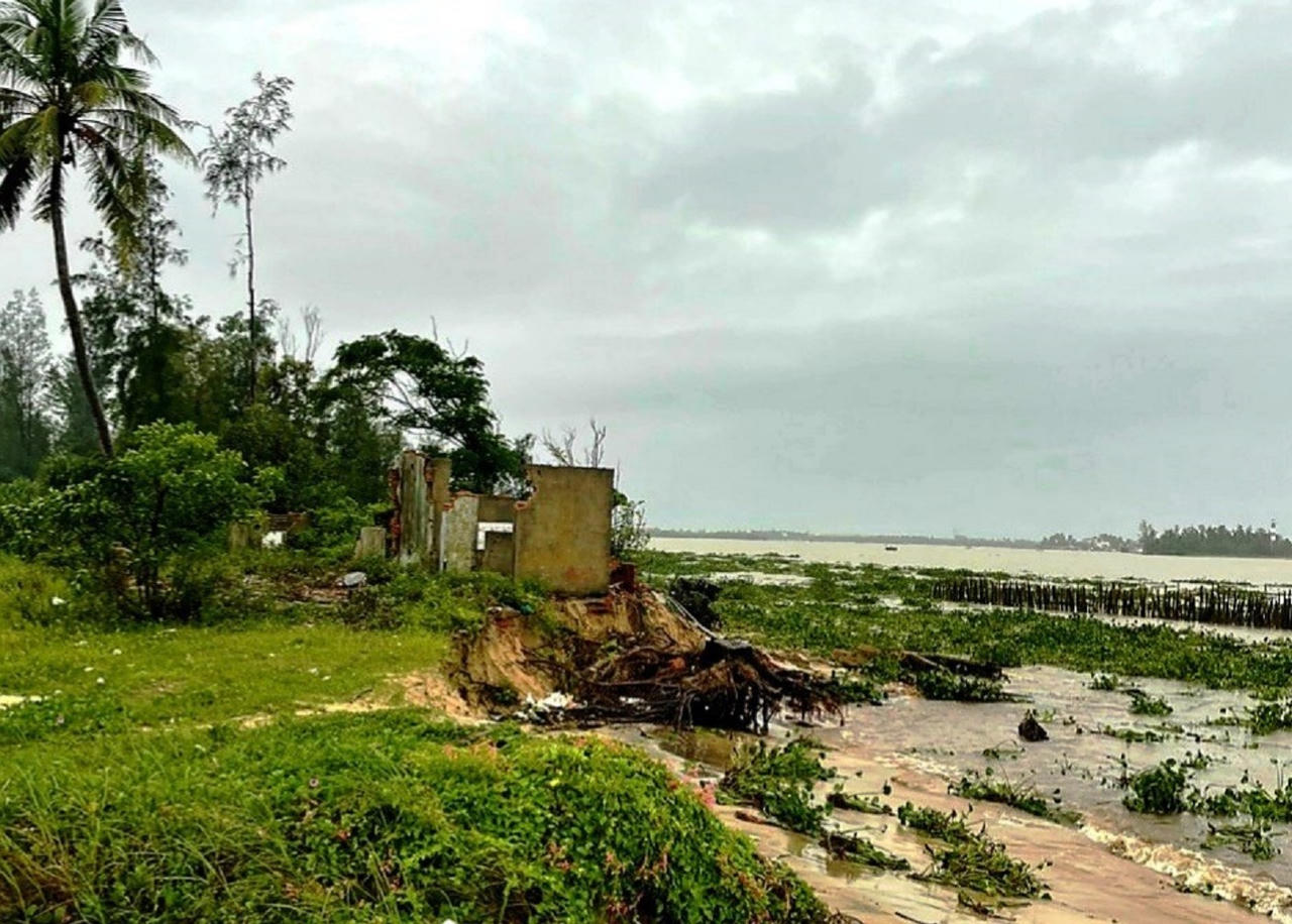 Mưa lớn gây sạt lở bờ biển ở Quảng Nam, công nhân mắc kẹt tại QL 1A