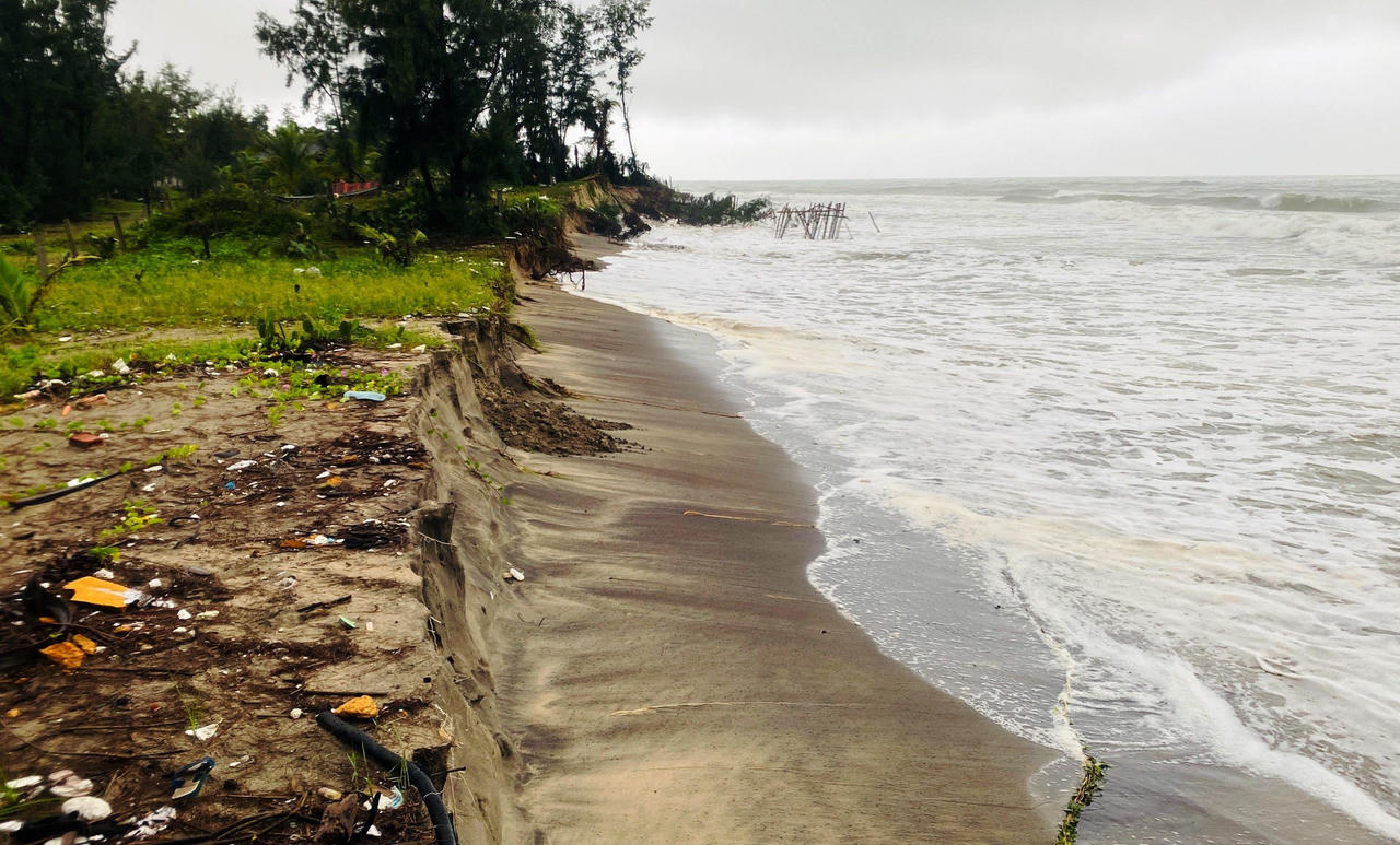 Mưa lớn gây sạt lở bờ biển ở Quảng Nam, công nhân mắc kẹt tại QL 1A