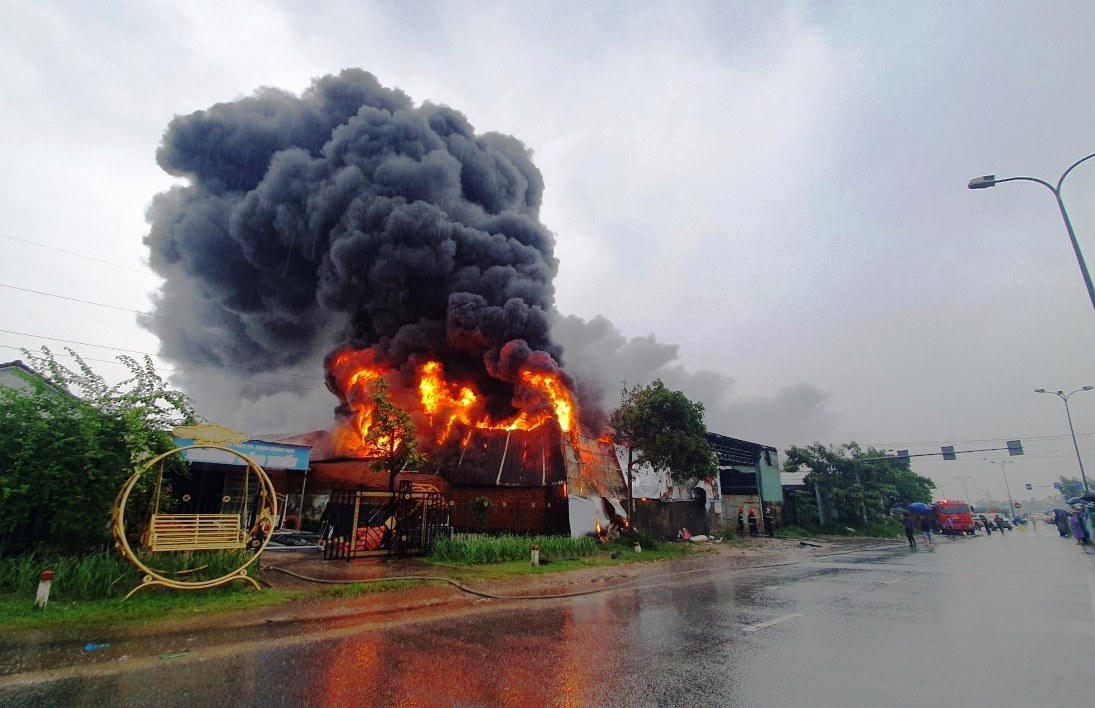 Cháy lớn tại kho chứa hàng ở Quảng Nam