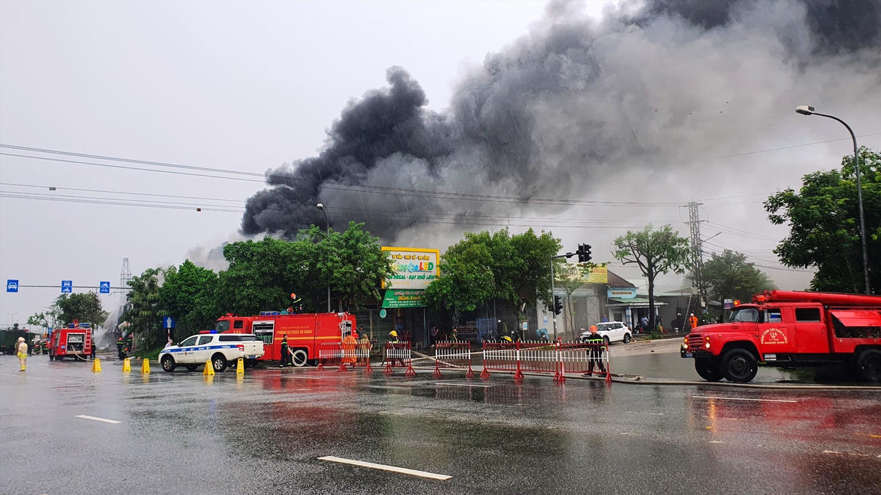 Cháy lớn tại kho chứa hàng ở Quảng Nam