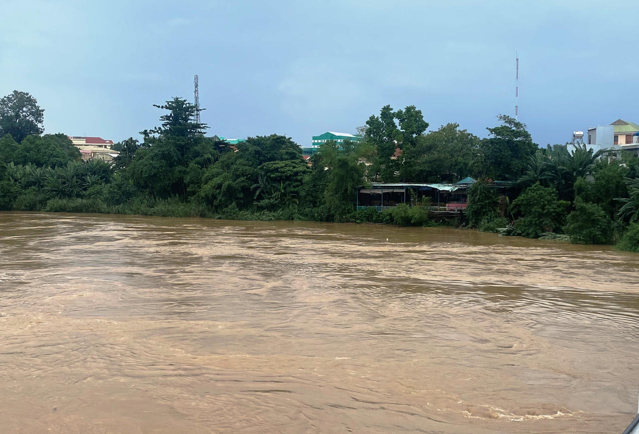 Ngập lụt chia cắt giao thông Quảng Ngãi, lũ các sông Quảng Nam dâng cao