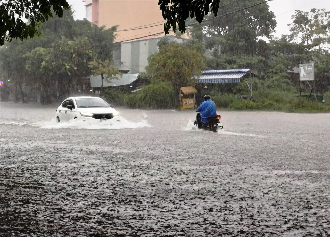 Ngập lụt chia cắt giao thông Quảng Ngãi, lũ các sông Quảng Nam dâng cao