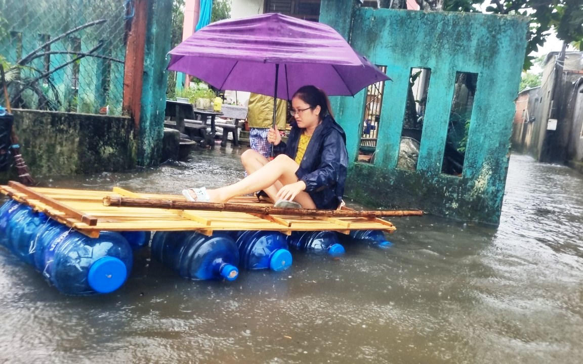 Nước 'bao vây', người dân Quảng Nam dùng ghe di chuyển trên đường bộ
