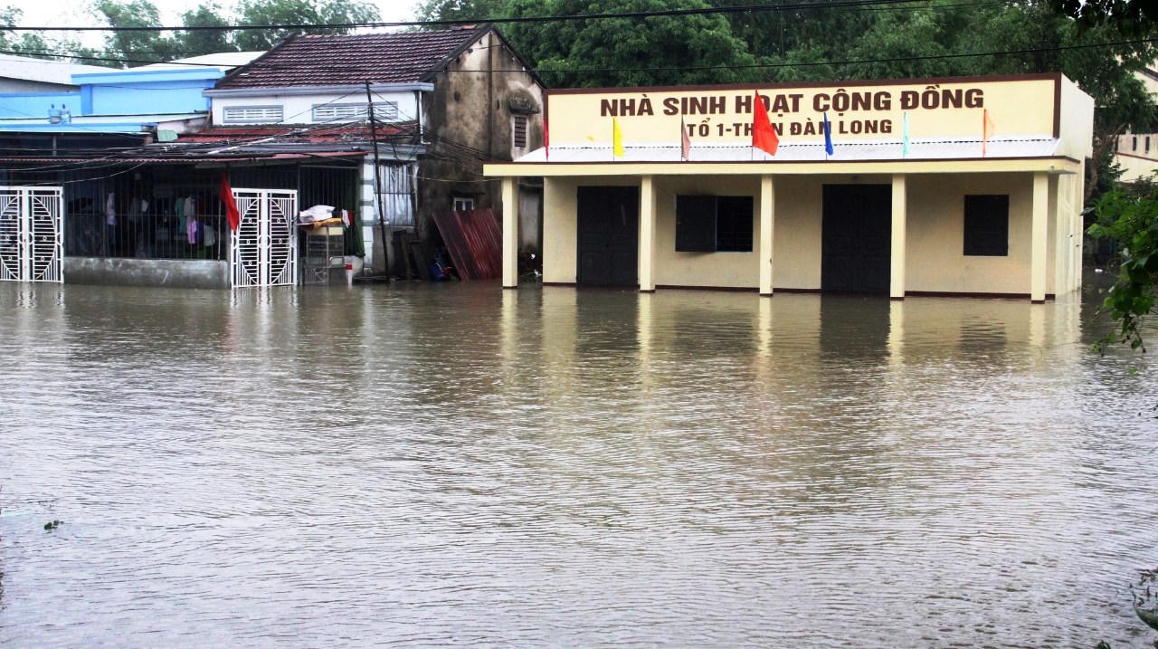 Nước 'bao vây', người dân Quảng Nam dùng ghe di chuyển trên đường bộ