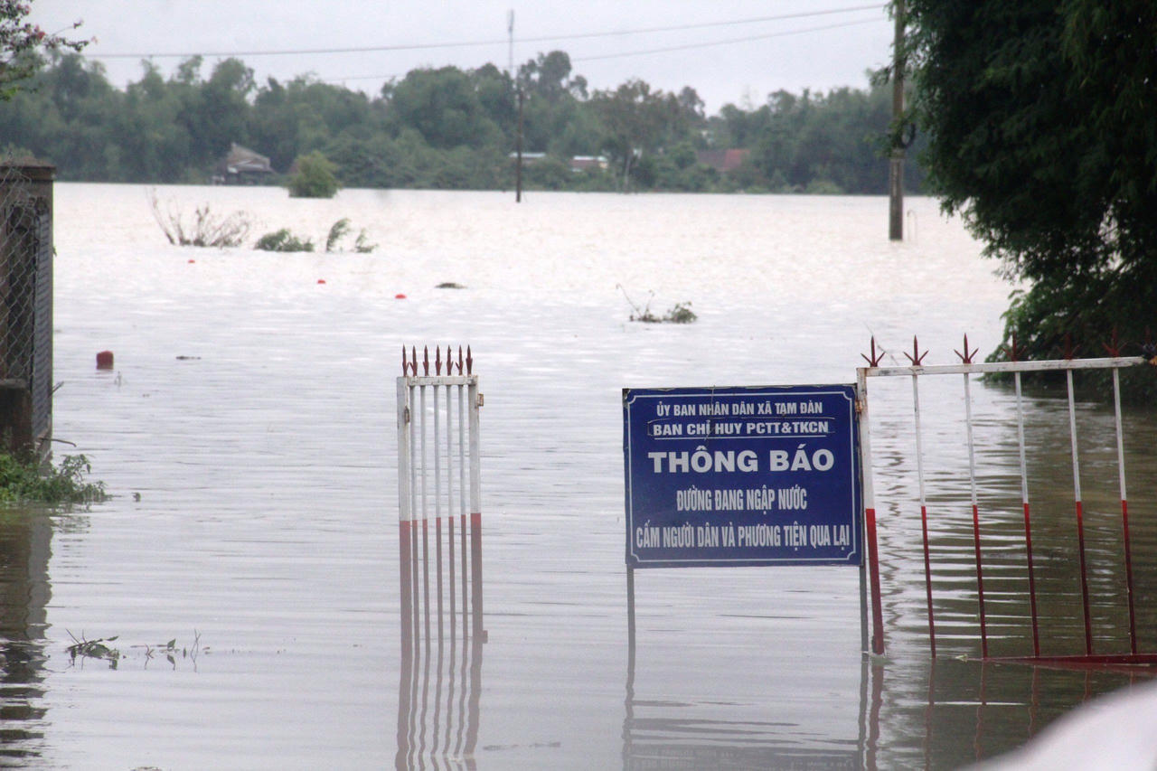 Nước 'bao vây', người dân Quảng Nam dùng ghe di chuyển trên đường bộ