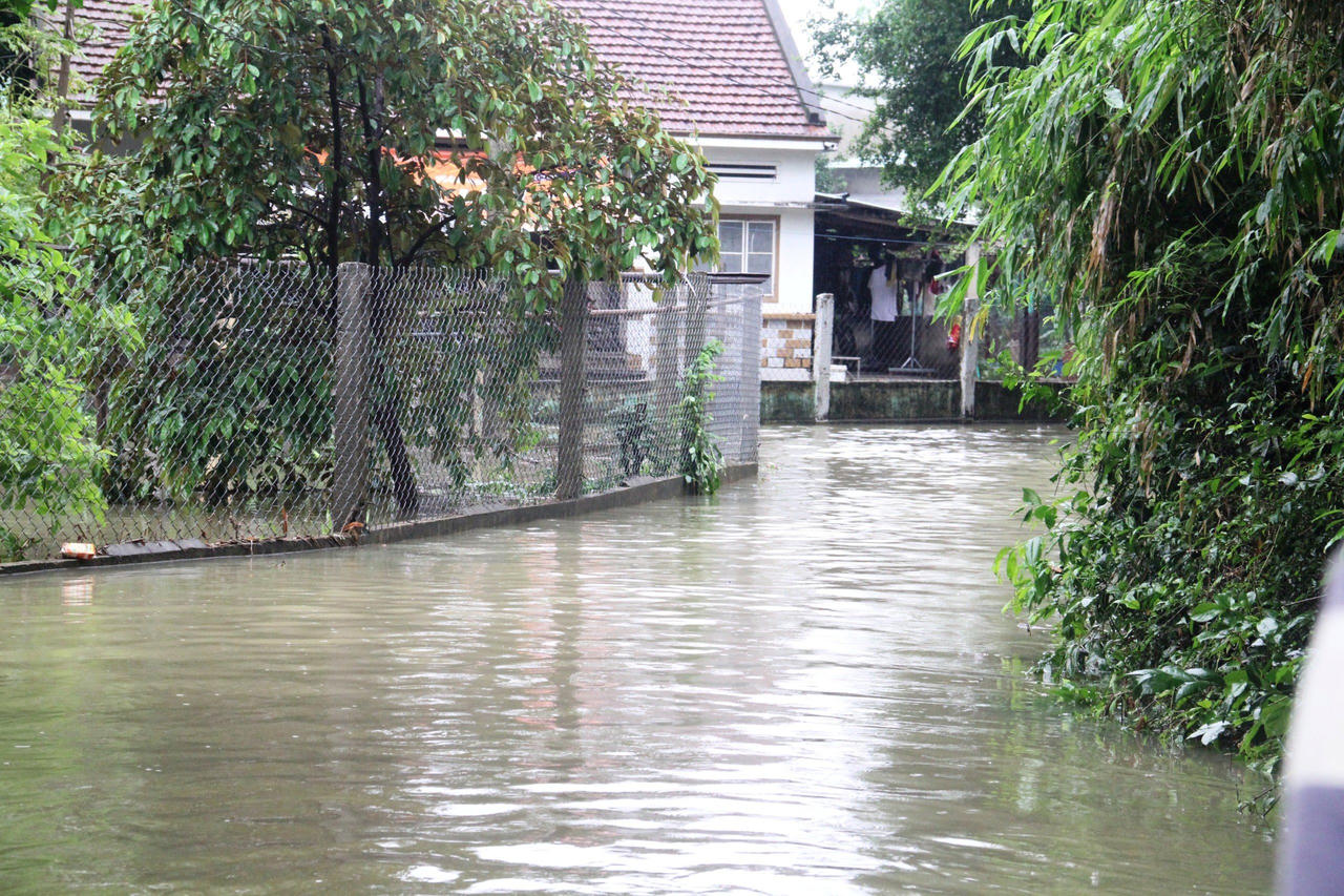 Nước 'bao vây', người dân Quảng Nam dùng ghe di chuyển trên đường bộ