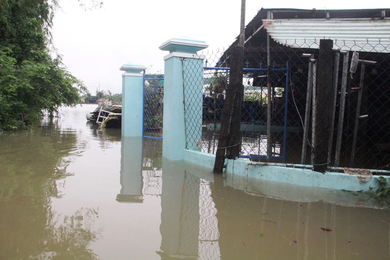 Nước 'bao vây', người dân Quảng Nam dùng ghe di chuyển trên đường bộ