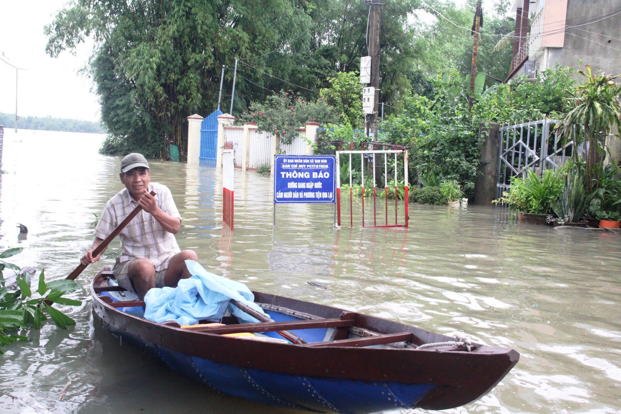 Nước 'bao vây', người dân Quảng Nam dùng ghe di chuyển trên đường bộ