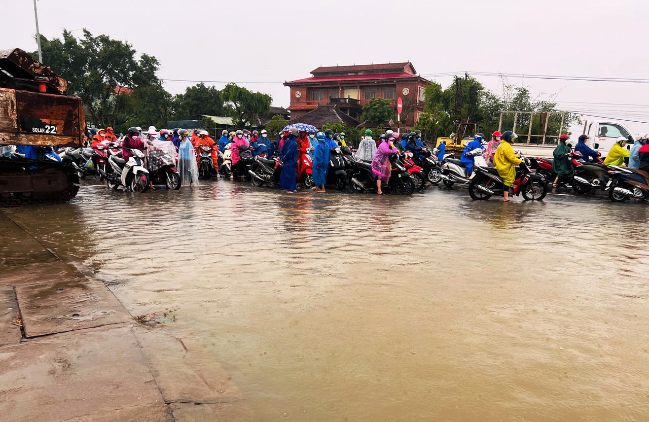 Mưa lớn gây sạt lở bờ biển ở Quảng Nam, công nhân mắc kẹt tại QL 1A