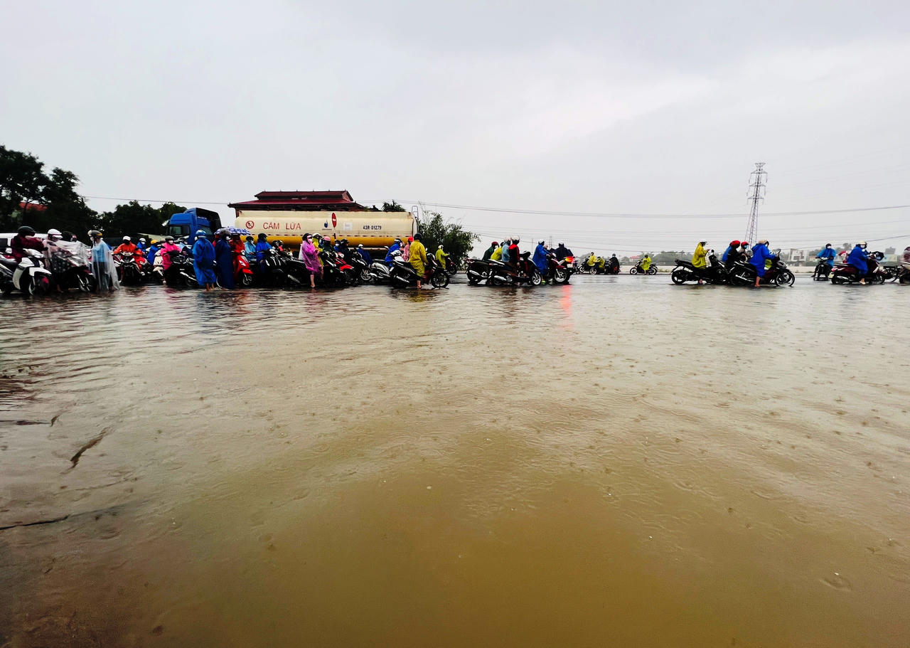 Mưa lớn gây sạt lở bờ biển ở Quảng Nam, công nhân mắc kẹt tại QL 1A