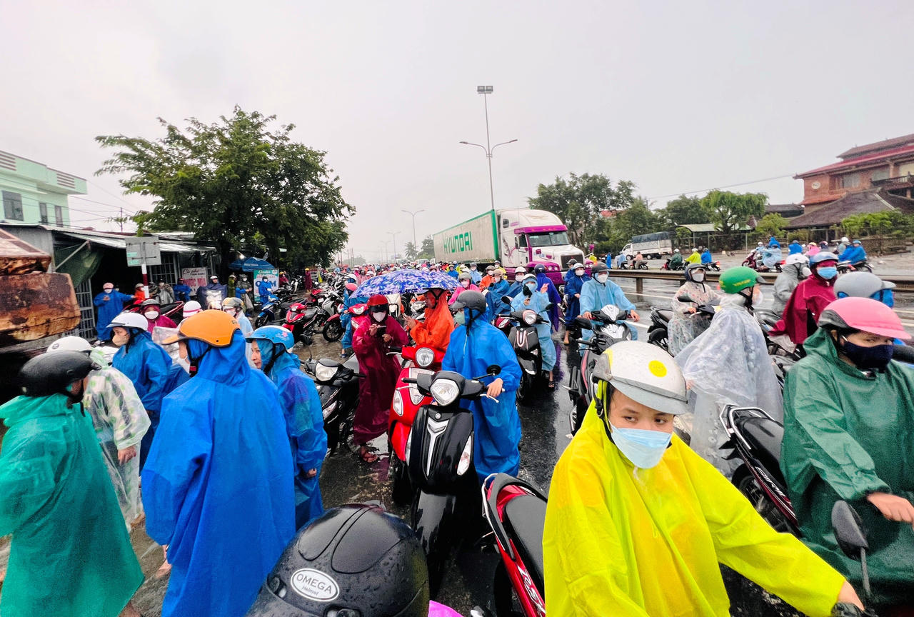 Mưa lớn gây sạt lở bờ biển ở Quảng Nam, công nhân mắc kẹt tại QL 1A