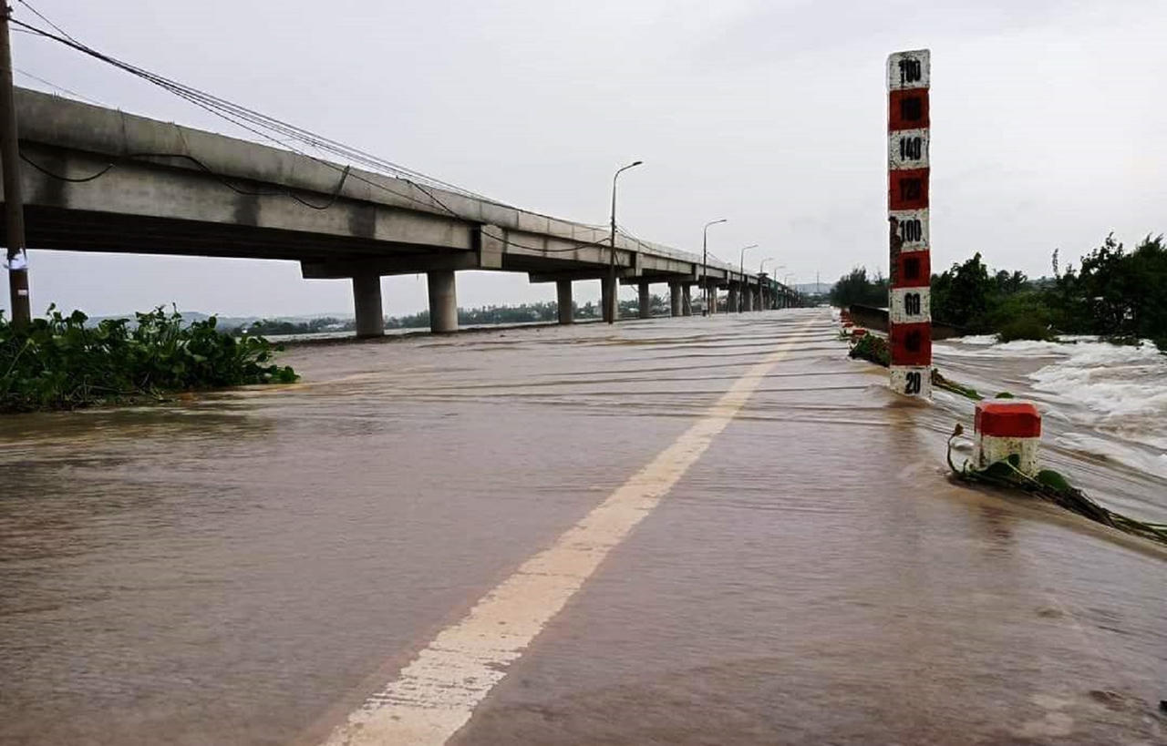 Ngập lụt chia cắt giao thông Quảng Ngãi, lũ các sông Quảng Nam dâng cao