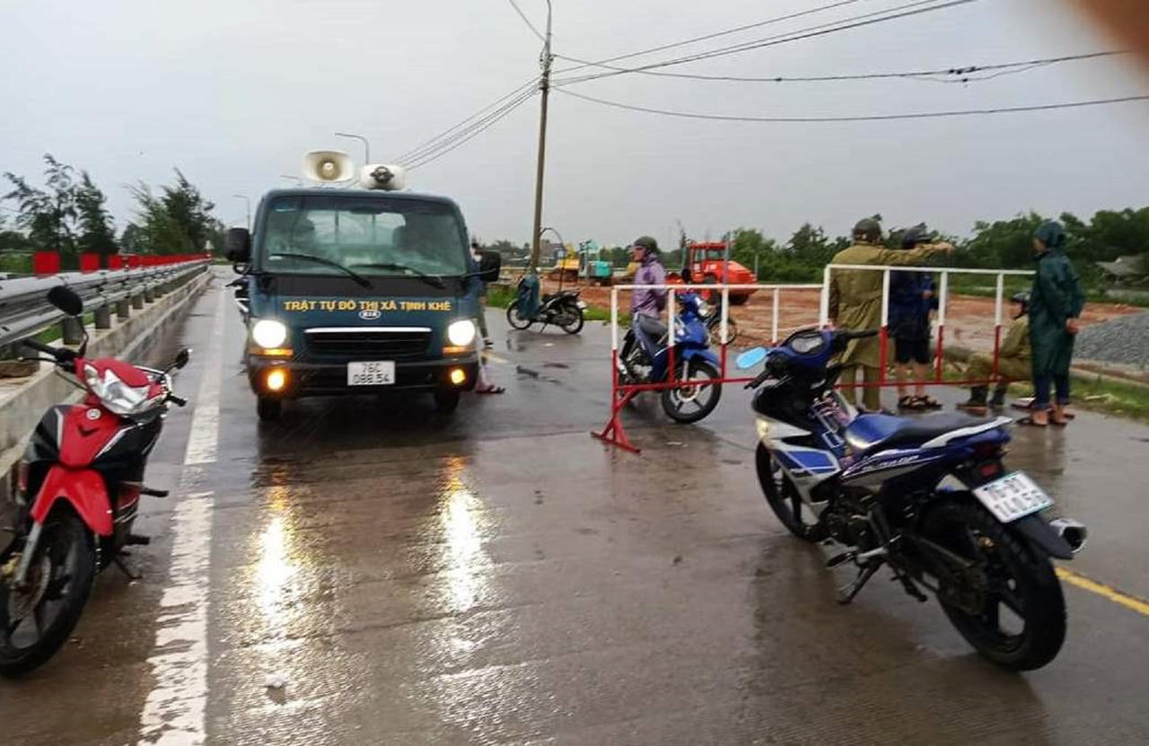 Ngập lụt chia cắt giao thông Quảng Ngãi, lũ các sông Quảng Nam dâng cao