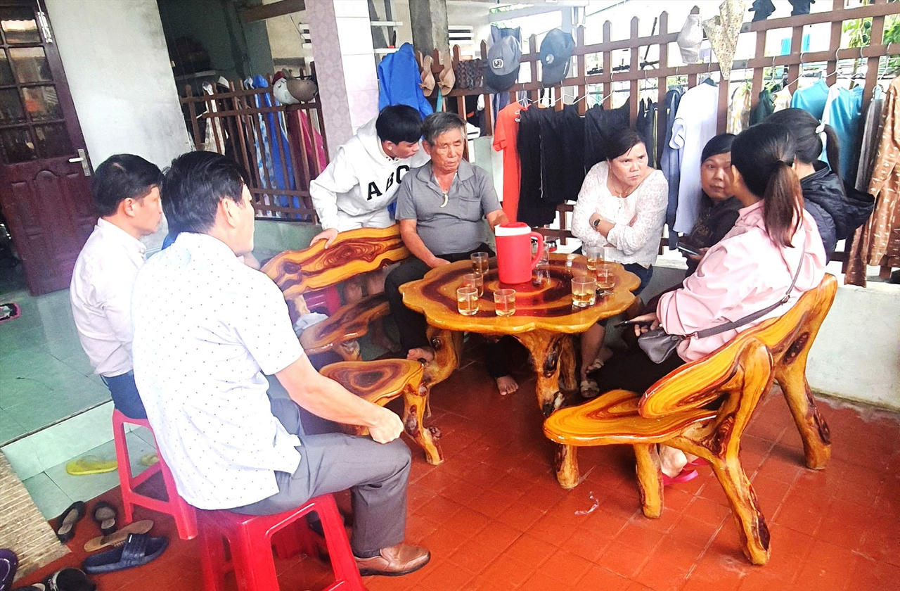 Lốc xoáy, sóng lớn đánh chìm 2 tàu câu mực, 1 người chết, 14 người mất tích