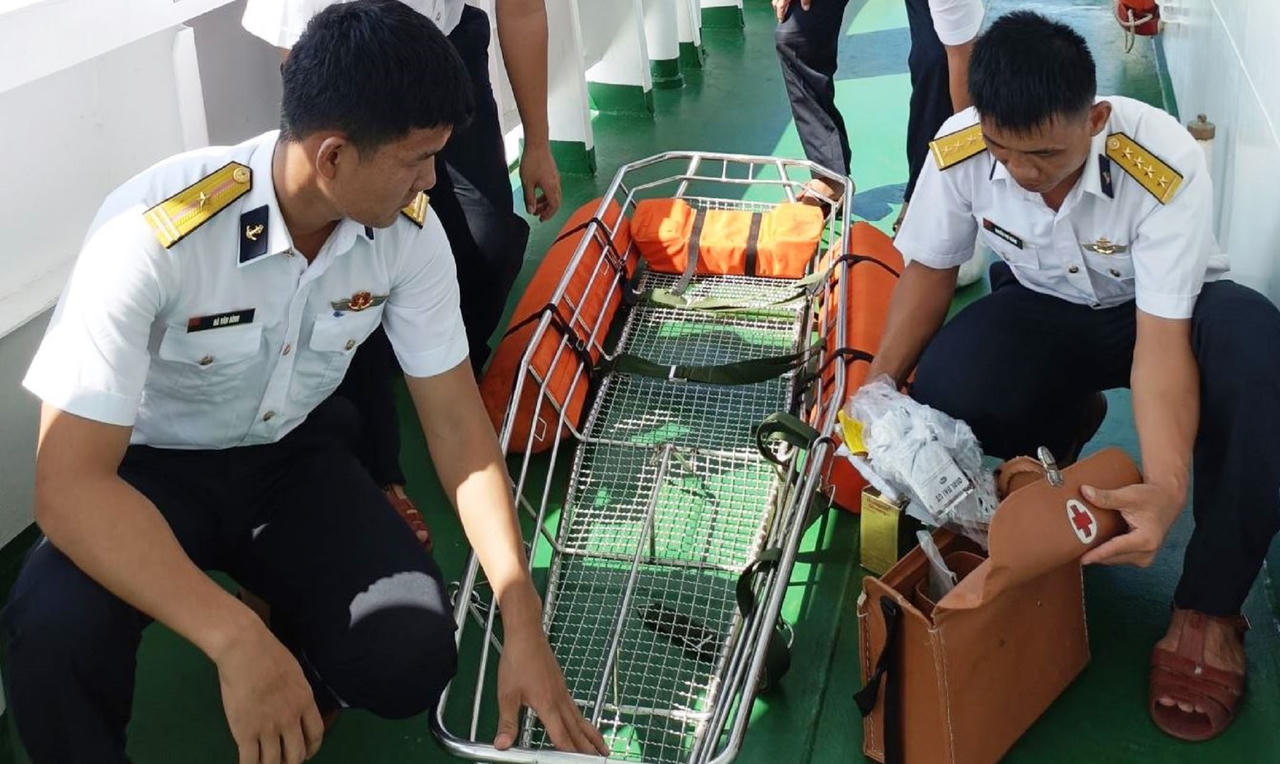 Vụ lốc xoáy đánh chìm 2 tàu câu mực: Tận dụng hết cỡ giờ vàng cứu chữa nạn nhân