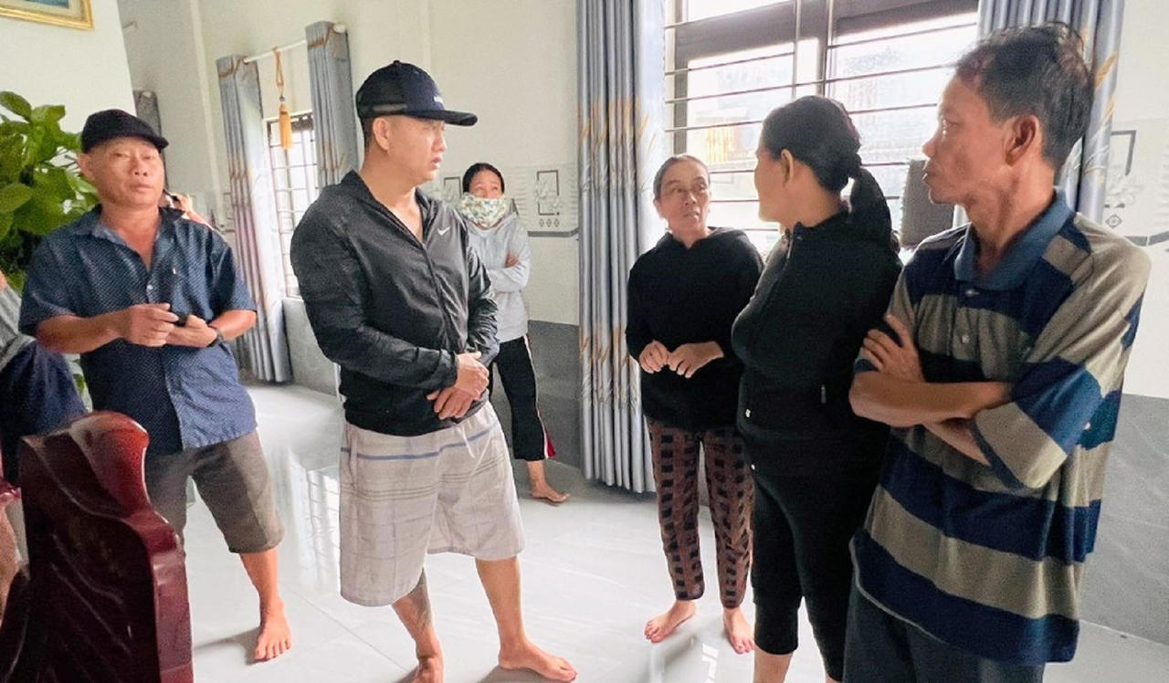 Vụ lốc xoáy đánh chìm 2 tàu câu mực: Xóm chài bàng hoàng, mong phép màu xảy ra